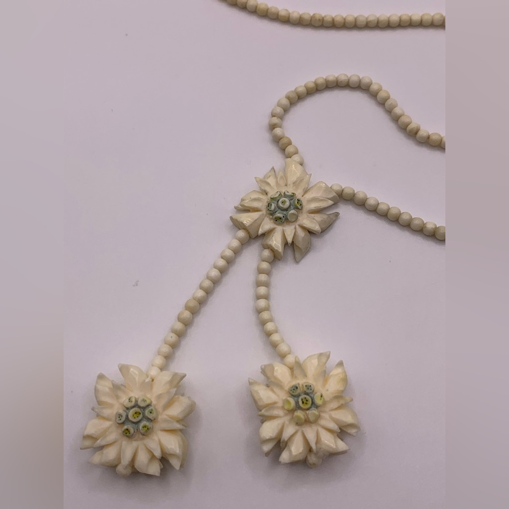 Vintage carved bone flower necklace - Picture 4 of 5